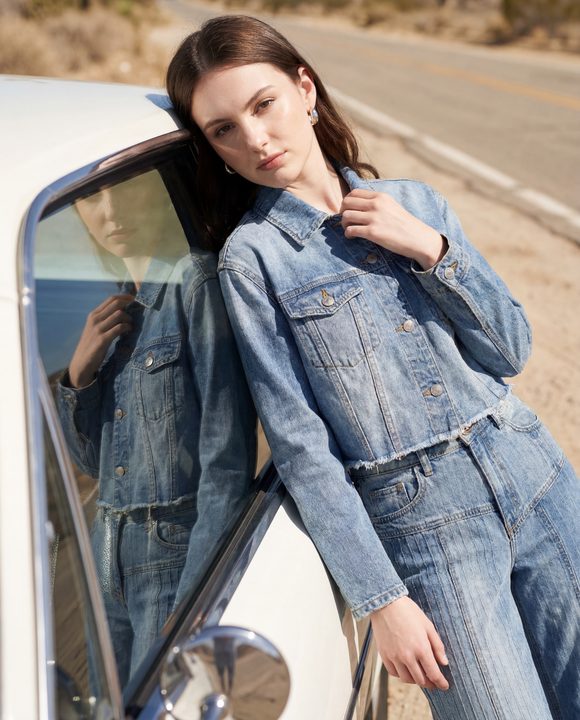 denim-set-kv-v2-02-window-reflection-close