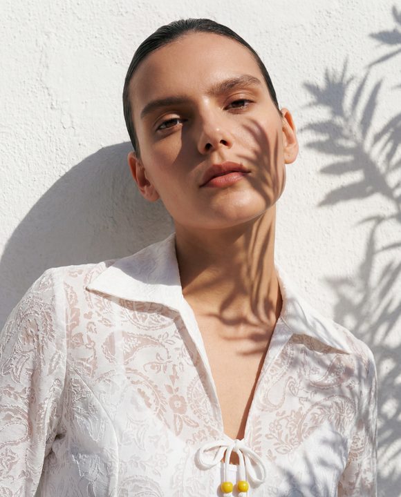 resort-set-kv-v3-01-face-collar-shadow-close