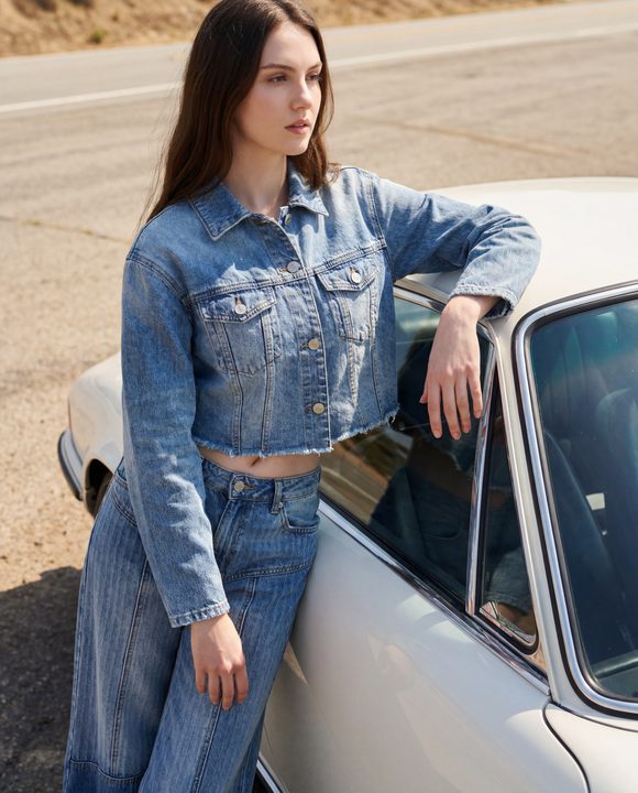denim-set-kv-v2-01-halfbody-car-glare