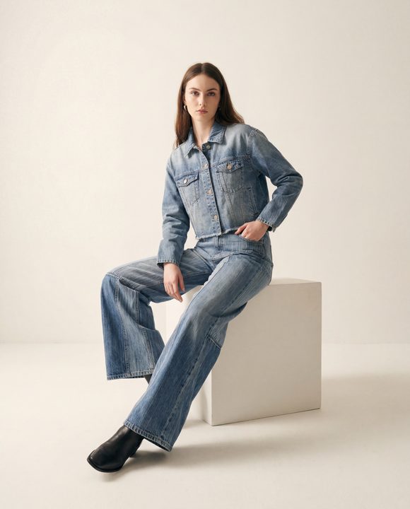 denim-set-lookbook-v2-04-seated-cube-compression